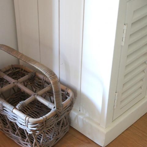 Rattanflaschenkorb mit Küchenlamellenschrank Rattanflaschenkorb mit Küchenlamellenschrank